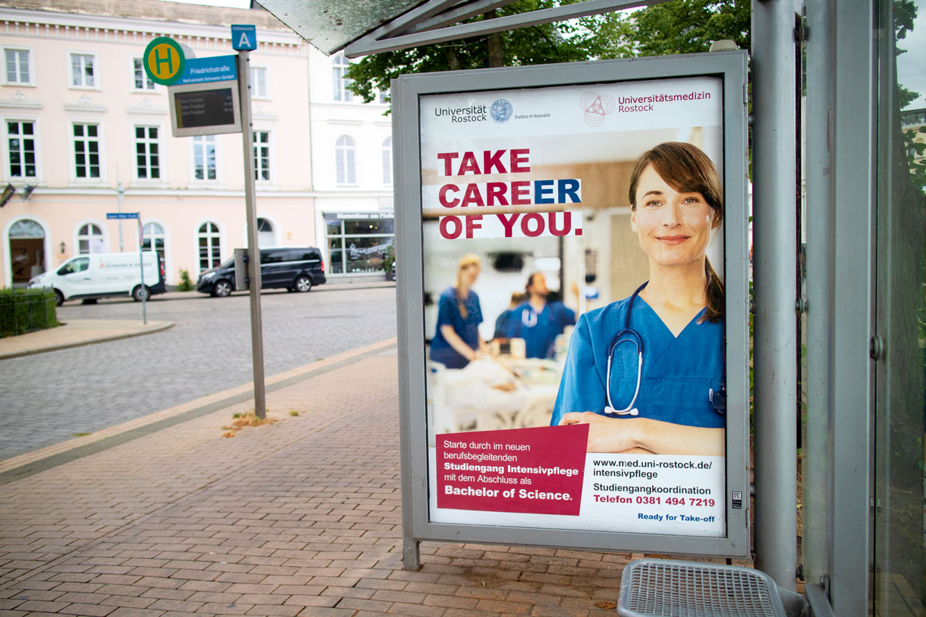 kampagne-studiengang-intensivpflege-universitaetsmedizin-rostock-ooh-citylightplakat-schwerin